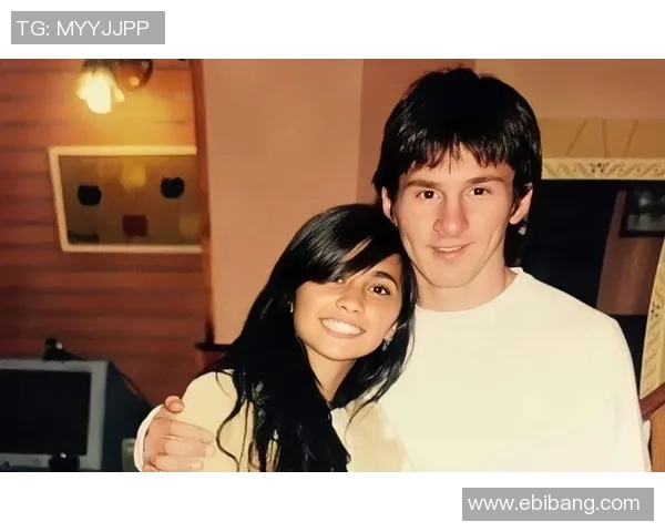 足球明星亲吻老婆甜蜜瞬间视频分享感动无数球迷心灵